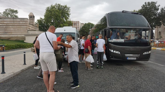 Bosnaş turistler alışverişlerini Edirne'den yaptı: Baklava, helva ve bir şeyler daha aldık