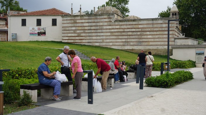 Bosnaş turistler alışverişlerini Edirne'den yaptı: Baklava, helva ve bir şeyler daha aldık