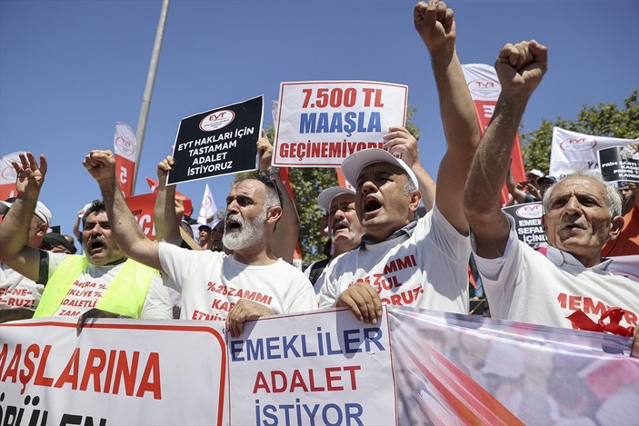 EYT'liler İstanbul'da eylem yaptı: En düşük emekli maaşının artırılmasını istediler