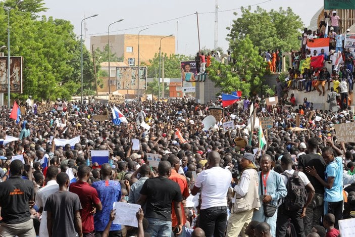 Nijer'de darbe sonrası halk Fransa Büyükelçiliği'ni bastı