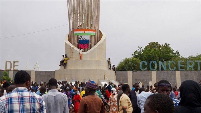 Nijer'de darbe sonrası halk Fransa Büyükelçiliği'ni bastı