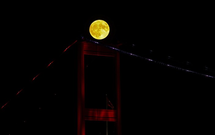 İstanbul'da 'Süper Ay' manzarası adeta büyüledi