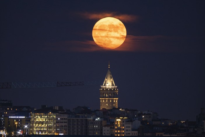 İstanbul'da 'Süper Ay' manzarası adeta büyüledi