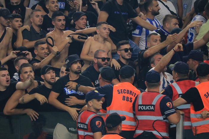 Tirana - Beşiktaş maçı öncesi tribünler karıştı