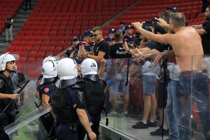 Tirana - Beşiktaş maçı öncesi tribünler karıştı