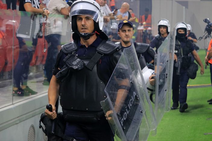 Tirana - Beşiktaş maçı öncesi tribünler karıştı