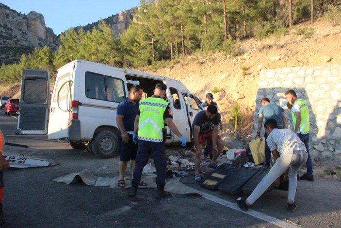 Mersin'de işçileri taşıyan servis minibüsü devrildi: 1 ölü 14 yaralı