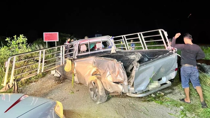 Tayland'da yük treni işçi kamyonu çarpıştı: 8 ölü