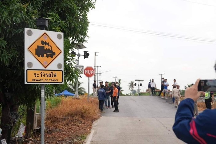 Tayland'da yük treni işçi kamyonu çarpıştı: 8 ölü