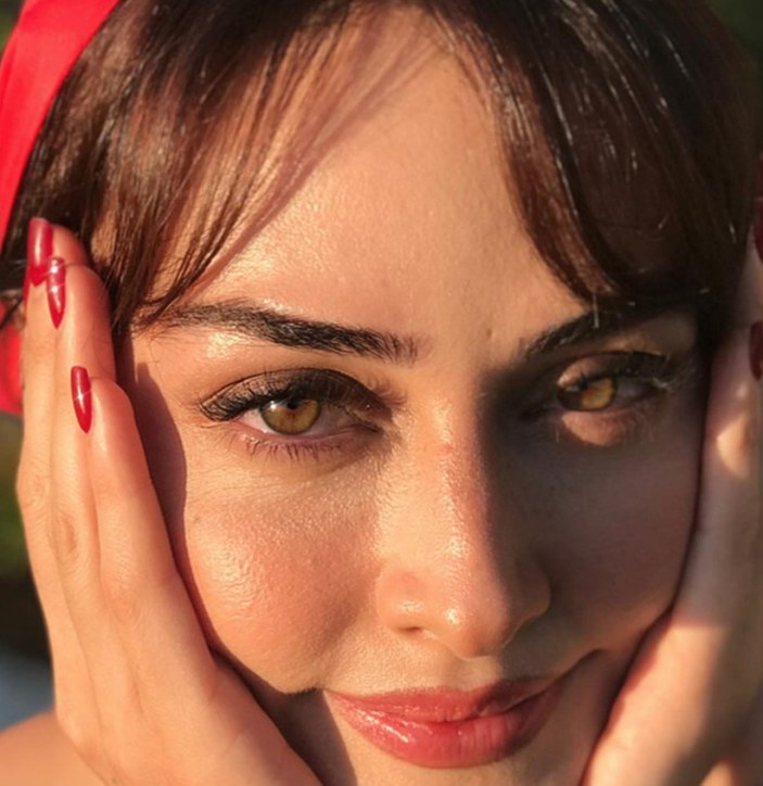 Esra Bilgiç yeşil elbiseli pozlarıyla büyüledi 'Türkiye'nin en güzel kadını'