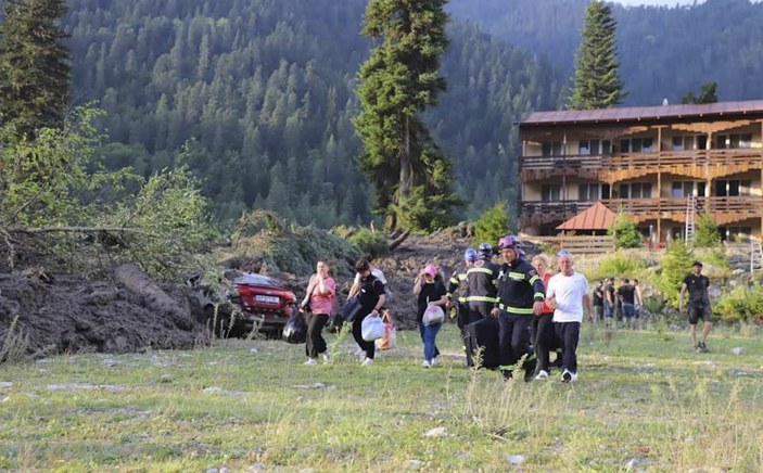 Gürcistan'ın tatil beldesinde heyelan: Can kayıpları yaşandı