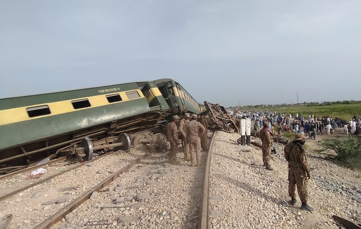 Pakistan'da tren raydan çıktı: 28 ölü