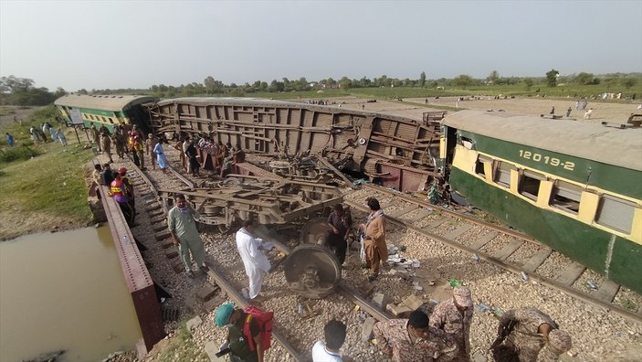 Pakistan'da tren raydan çıktı: 28 ölü