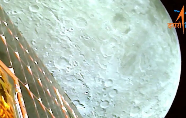 Hindistan uzay aracı Ay'ın yeni fotoğraflarını paylaştı