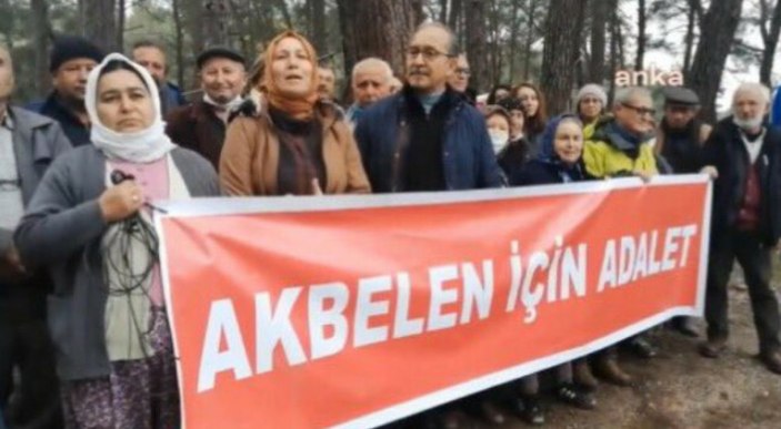 Akbelenli tesettürlü kadın, CHP grup toplantısına başı açık katıldı