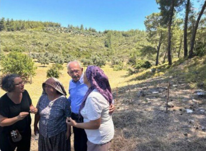 Akbelenli tesettürlü kadın, CHP grup toplantısına başı açık katıldı