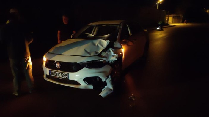 Bursa'da motosiklete çarpan sürücü otomobilini bırakıp kaçtı: 2 yaralı