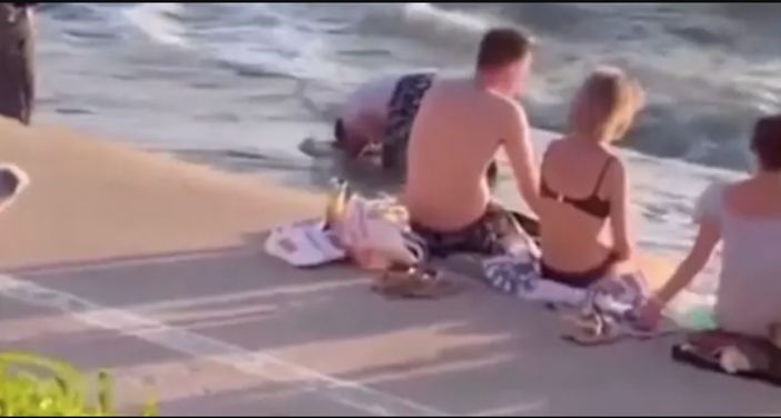 Didem Uzel denizde namaz kılan kişiye tepki gösterdi