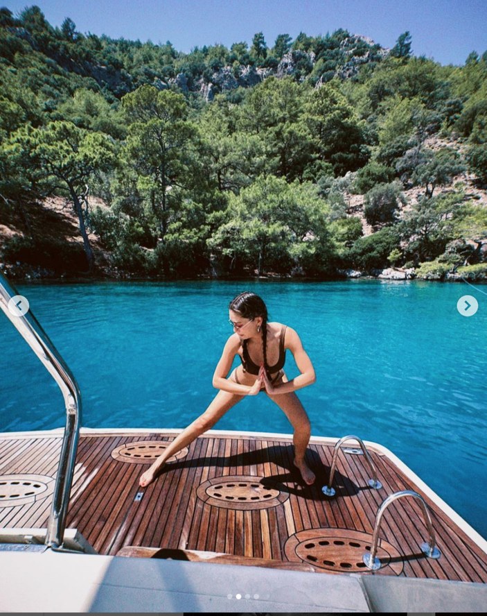 Neslihan Atagül ve Kadir Doğulu teknede tatil yapıyor