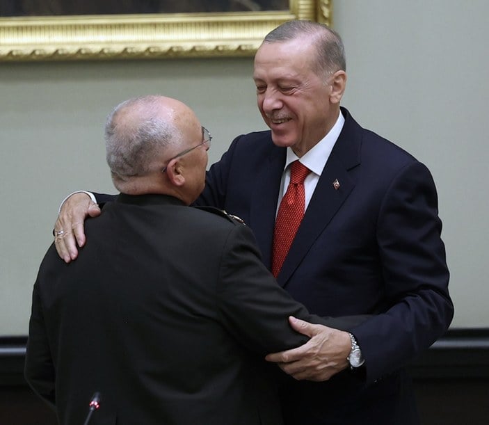 Cumhurbaşkanı Erdoğan duygusal anlar yaşayan Avsever Paşa'yı sarılarak teselli etti