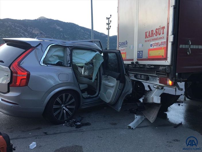 Burdur'da trafik kazası geçiren şarkıcı Tan Taşçı ve yanındaki iki kişi yaralandı #1