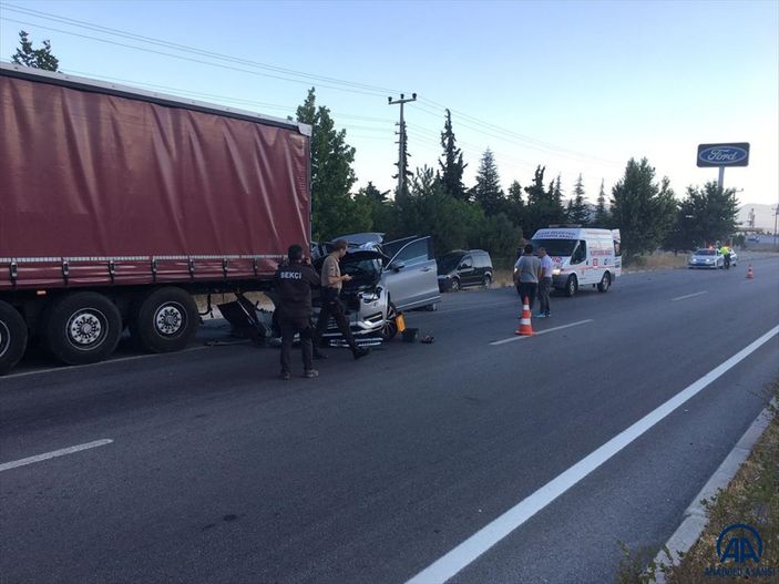 Burdur'da trafik kazası geçiren şarkıcı Tan Taşçı ve yanındaki iki kişi yaralandı #2