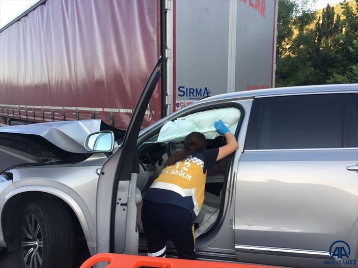 Burdur'da trafik kazası geçiren şarkıcı Tan Taşçı ve yanındaki iki kişi yaralandı #3