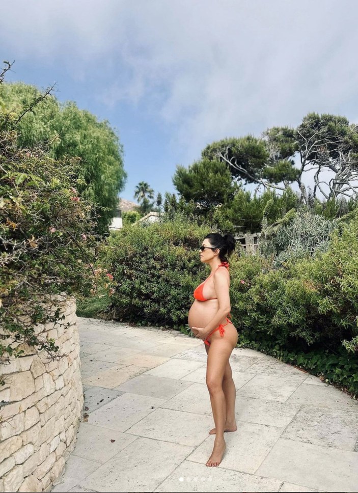 Kourtney Kardashian bikiniyle kamera karşısına geçti