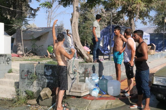 Hatay'da bunaltıcı sıcaklar etkili: Depremzedeler çeşmede serinliyor