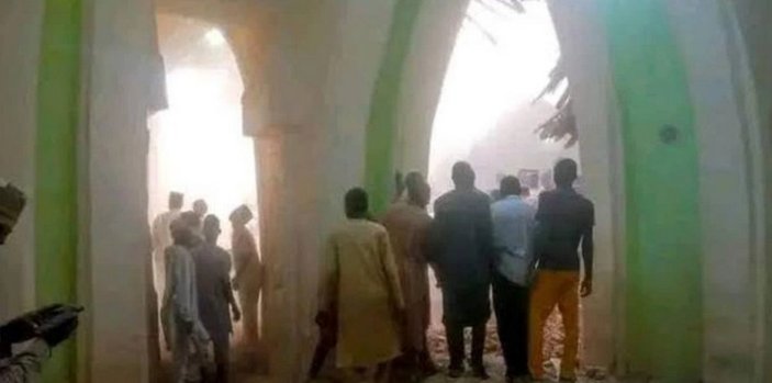 Nijerya'da 186 yıllık tarihi camii çöktü: 10 ölü