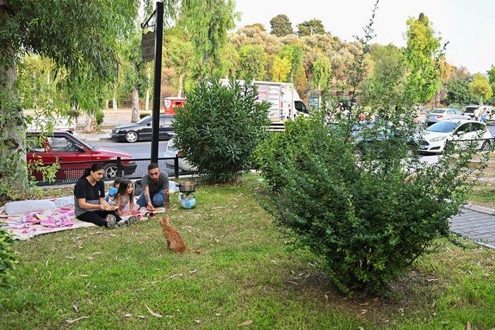 �zmir'de kald�klar� evin kiras� 5 kat�na ��kan aile, ya�am�n� parkta s�rd�r�yor