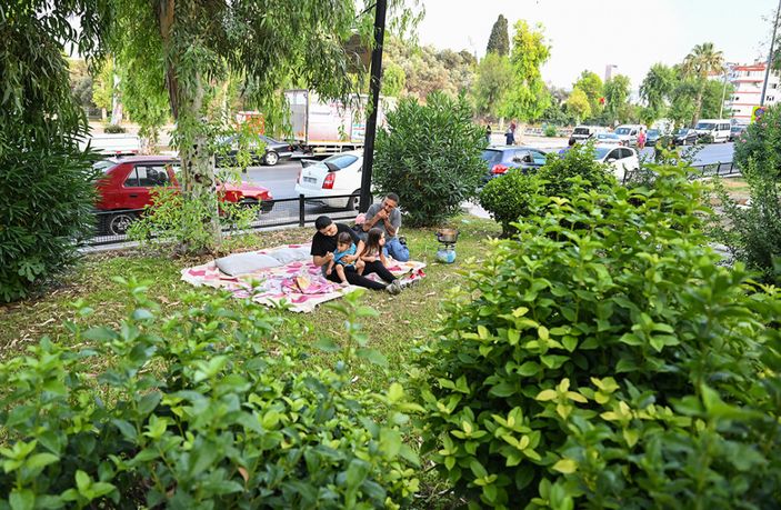 �zmir'de kald�klar� evin kiras� 5 kat�na ��kan aile, ya�am�n� parkta s�rd�r�yor