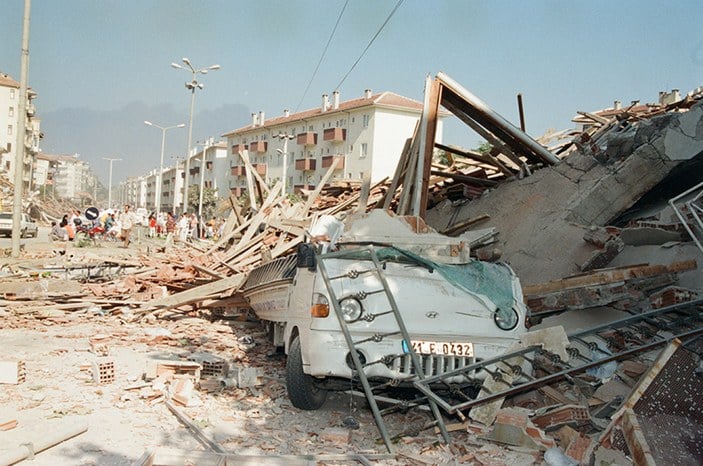 24'üncü yılında 17 Ağustos Depremi'nin hafızalardan silinmeyen görüntüleri