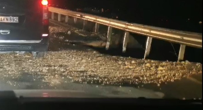 Bodrum'da isale hattının patlaması sonucu yol çöktü