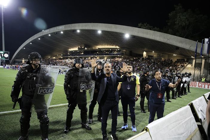 Fenerbahçe'nin Maribor'a konuk olduğu maç çıkan kavga nedeniyle durdu