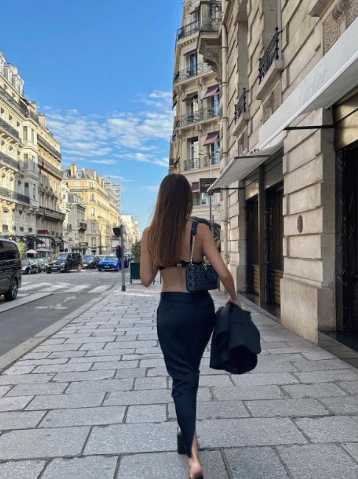 Paris pozlarına yağdı! Duygu Özaslan'ın iddialı pozları Instagram'ı salladı! 'Güzelliğin şaka mı?'