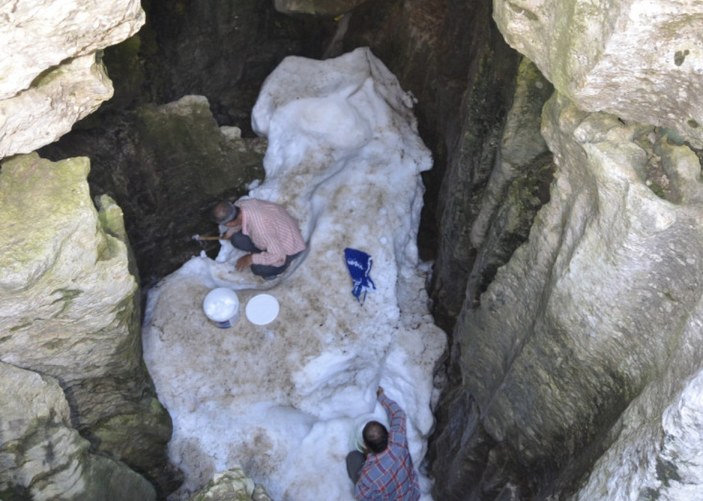Antalya'da Çimi Yaylasında buzdolabı yerine kar obrukları kullanılıyor