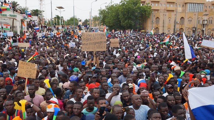 Nijer'de askeri yönetim taraftarları sokakta: ECOWAS müdahalesine karşı destek gösterisi