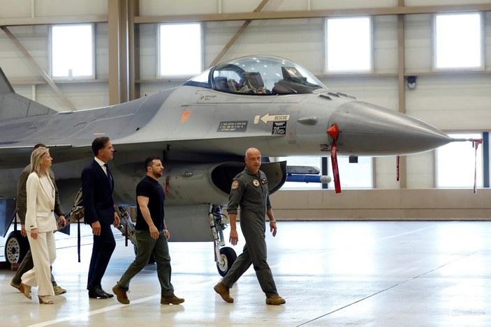 Vladimir Zelensky Hollanda'da: Teslim alacağı F-16'ları inceledi