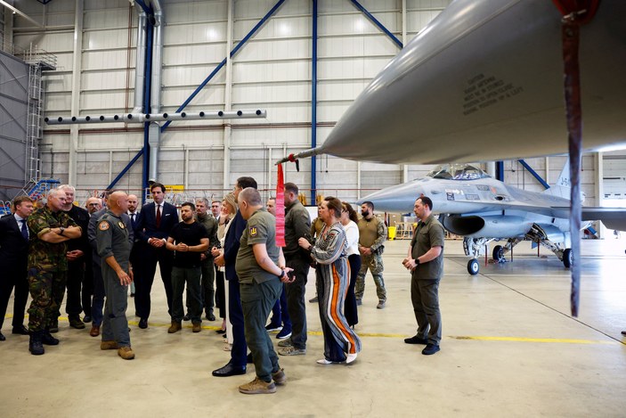 Vladimir Zelensky Hollanda'da: Teslim alacağı F-16'ları inceledi