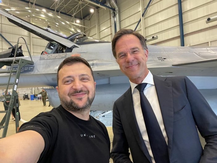 Vladimir Zelensky'den Hollanda'da Mark Rutte ile F-16 selfiesi