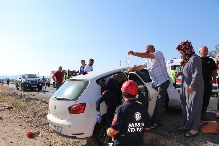 Samsun'da iki otomobil kafa kafaya çarpıştı: 1 uzman çavuş ölü, 7 yaralı