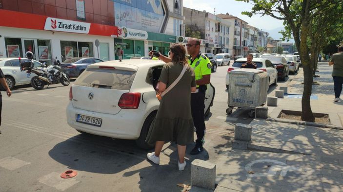 D�zce'de ara�ta b�rak�lan 2 �ocu�u polis fark etti: