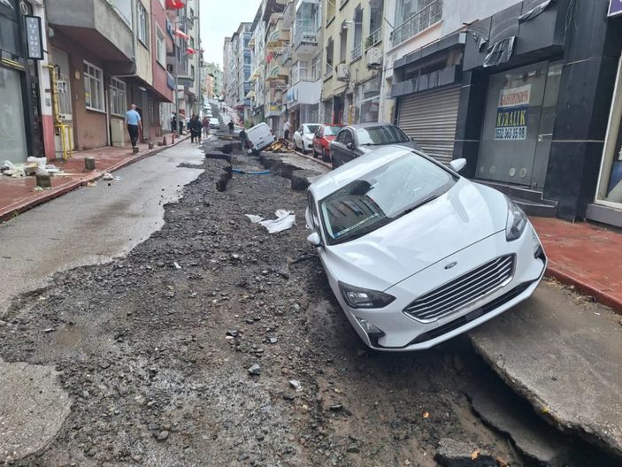 Samsun'dan sel manzaralar�! Kimi yolda y�zd�, kimi kay��a bindi