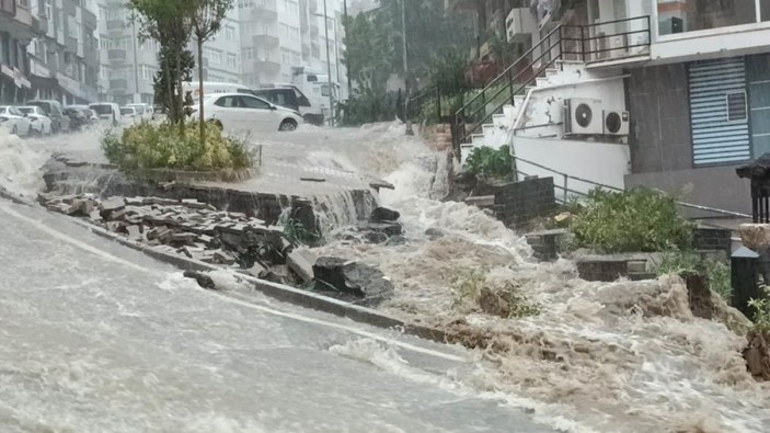 Samsun'u sel vurdu! Sokaklar göle döndü