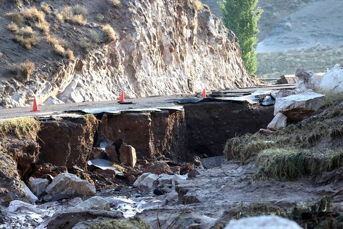 Aksaray'da selin hasarı havadan görüntülendi! Yollar yarıldı, araçlar zarar gördü