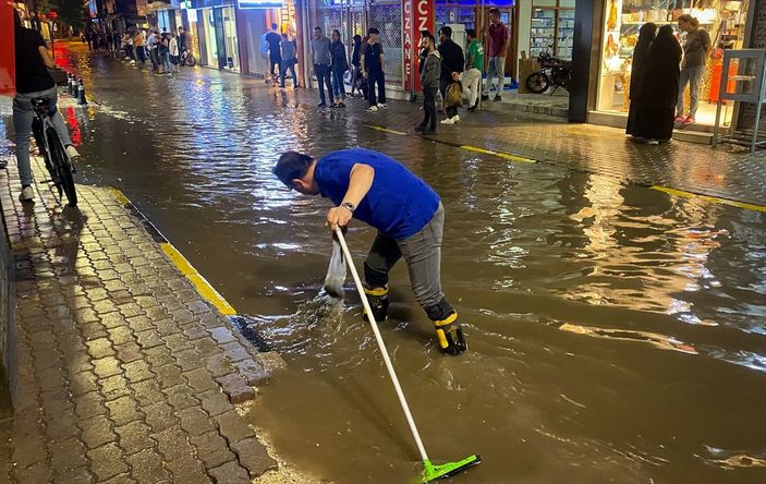 Sonbahar yağmurları başladı! Uşak'ta cadde ve sokaklar göle döndü