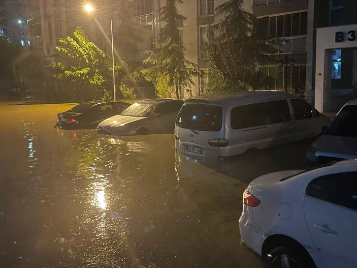 İstanbul'da sel sularına kapılan iki kişi hayatını kaybetti