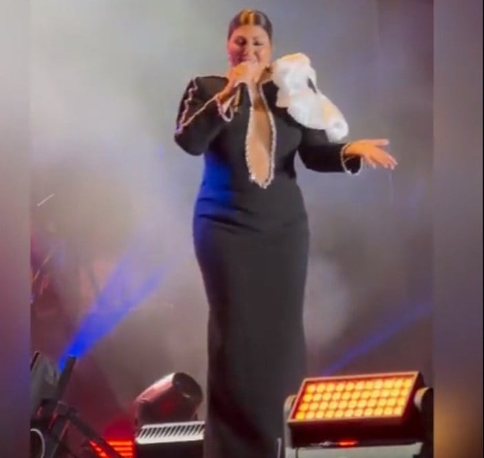 Sibel Can'ın İzmir konserine kiloları damga vurdu