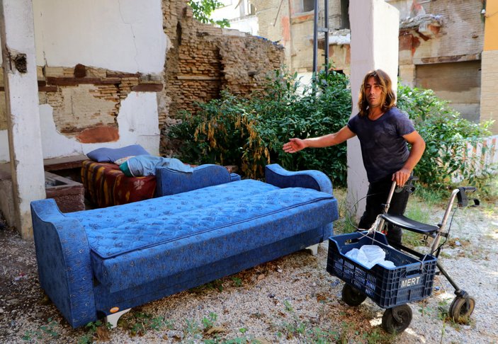 Adana'da engelli kiracısını eşyalarıyla sokağa attı
